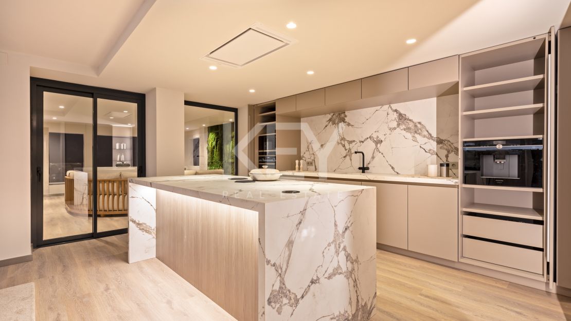 Modern luxury renovated 5-bedroom Apartment with marina views in Puerto Banús, Marbella