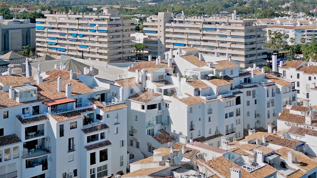 Modern luxury renovated 5-bedroom Apartment with marina views in Puerto Banús, Marbella