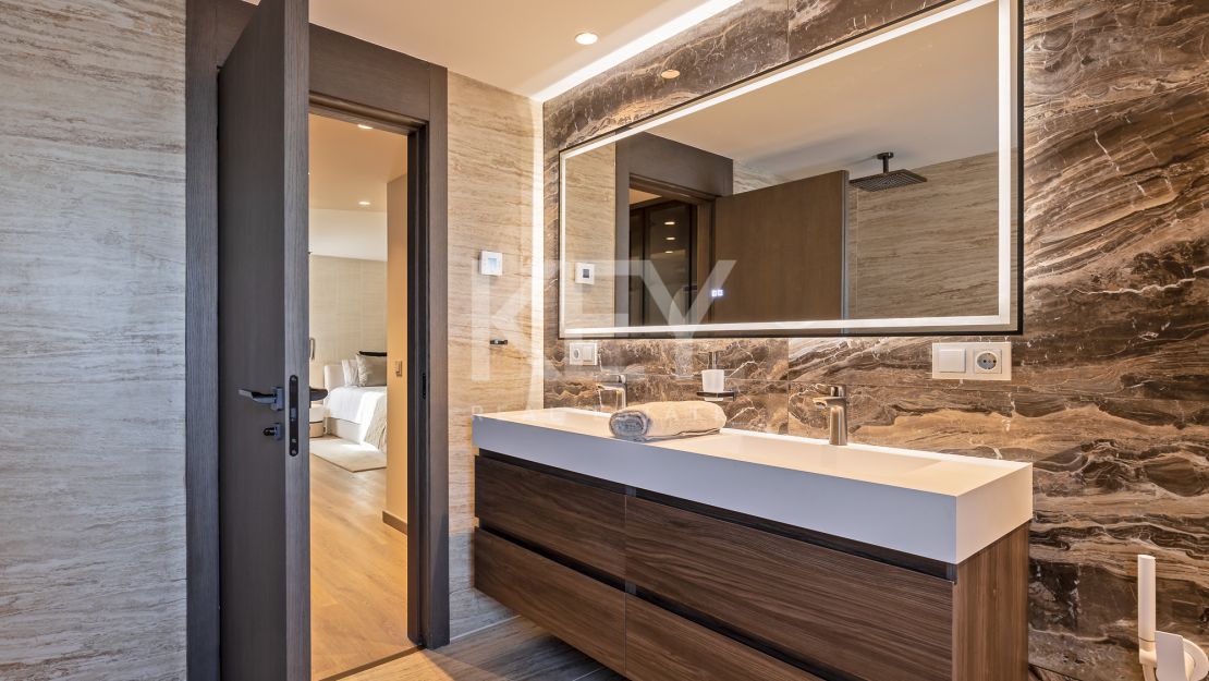 Modern luxury renovated 5-bedroom Apartment with marina views in Puerto Banús, Marbella