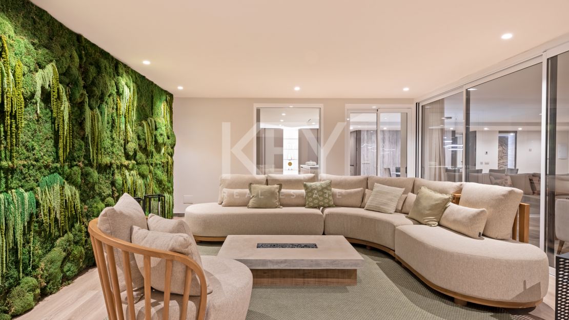 Modern luxury renovated 5-bedroom Apartment with marina views in Puerto Banús, Marbella