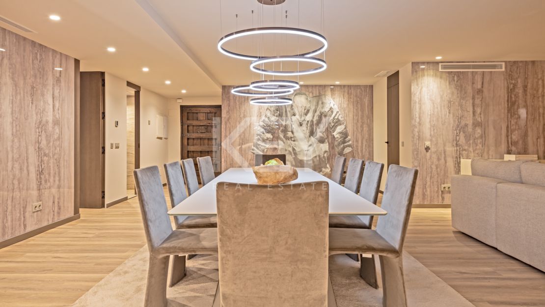 Modern luxury renovated 5-bedroom Apartment with marina views in Puerto Banús, Marbella