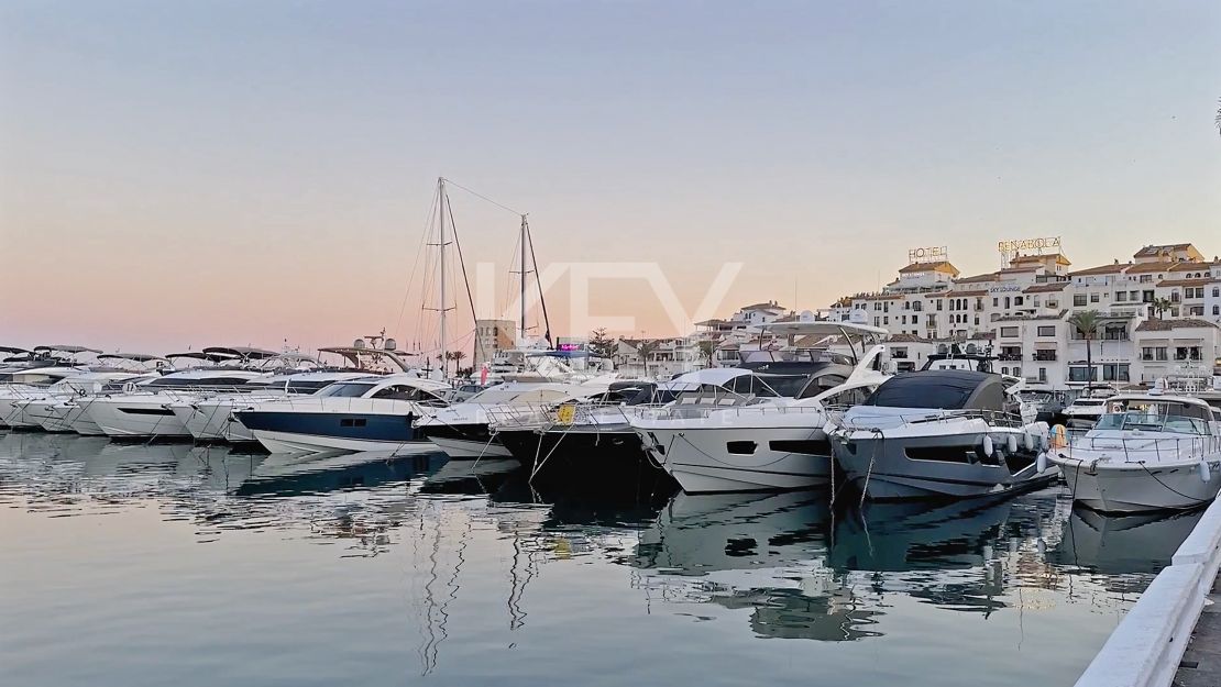Modern luxury renovated 5-bedroom Apartment with marina views in Puerto Banús, Marbella