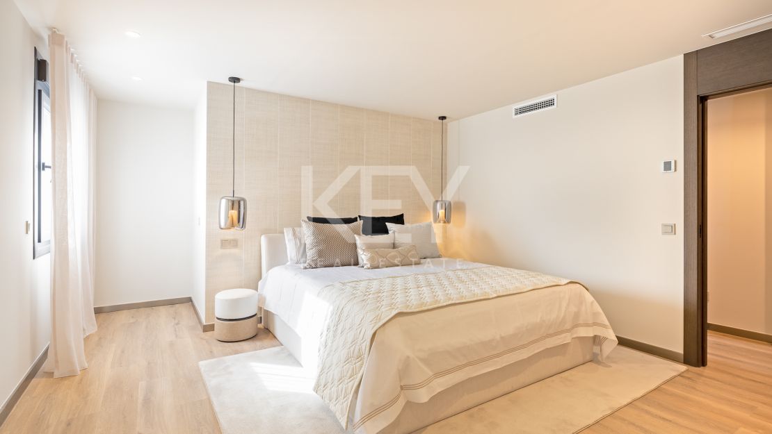 Modern luxury renovated 5-bedroom Apartment with marina views in Puerto Banús, Marbella