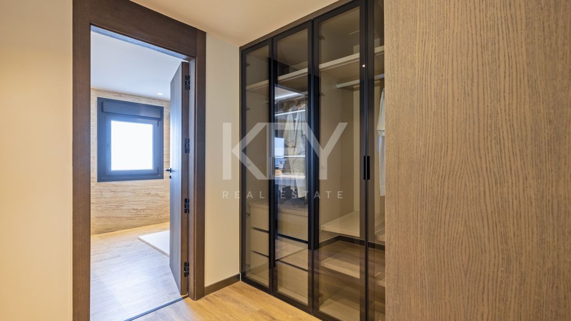 Modern luxury renovated 5-bedroom Apartment with marina views in Puerto Banús, Marbella