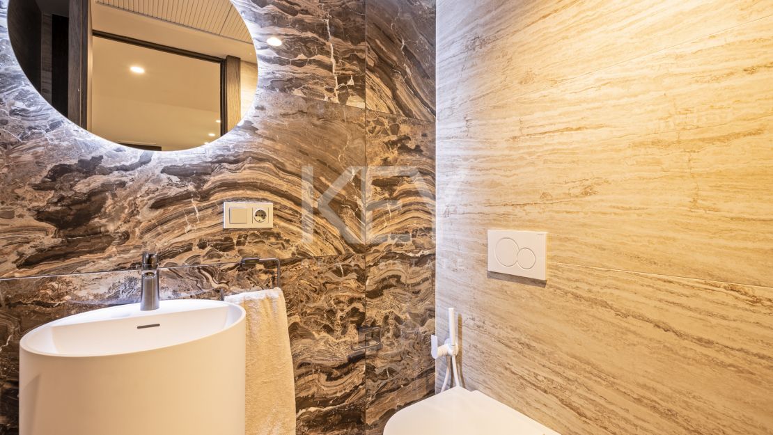 Modern luxury renovated 5-bedroom Apartment with marina views in Puerto Banús, Marbella