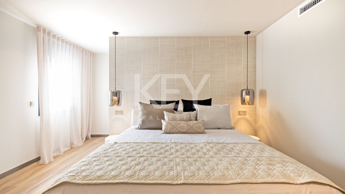 Modern luxury renovated 5-bedroom Apartment with marina views in Puerto Banús, Marbella