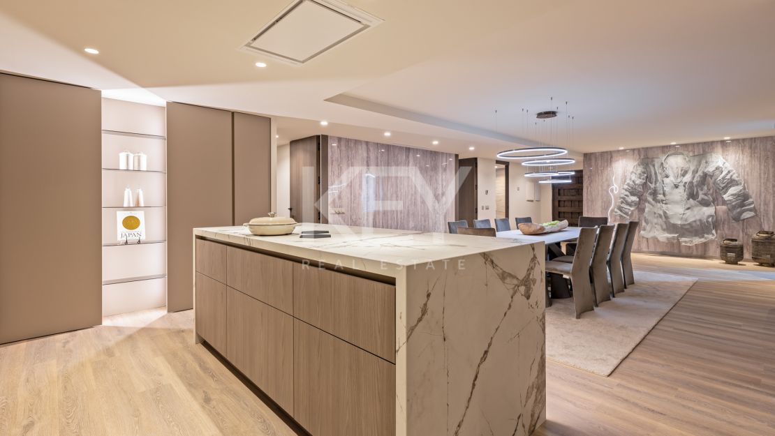 Modern luxury renovated 5-bedroom Apartment with marina views in Puerto Banús, Marbella