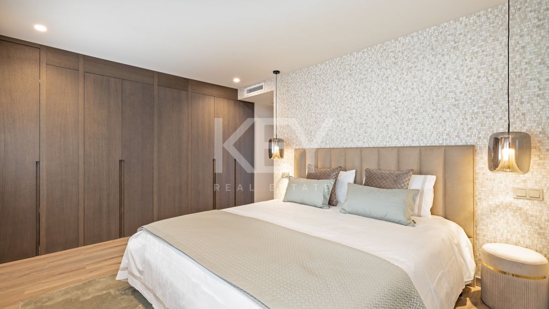 Modern luxury renovated 5-bedroom Apartment with marina views in Puerto Banús, Marbella