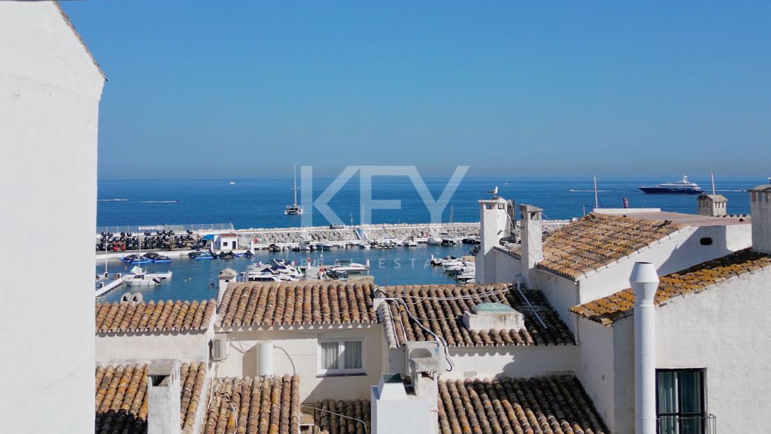Modern luxury renovated 5-bedroom Apartment with marina views in Puerto Banús, Marbella