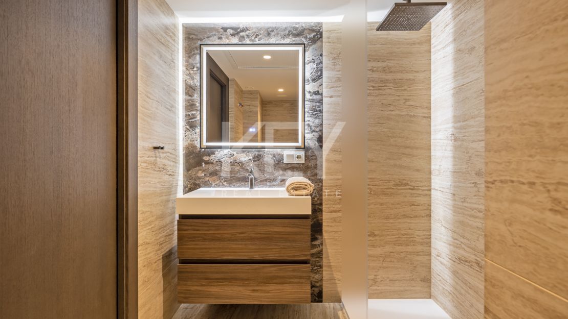 Modern luxury renovated 5-bedroom Apartment with marina views in Puerto Banús, Marbella