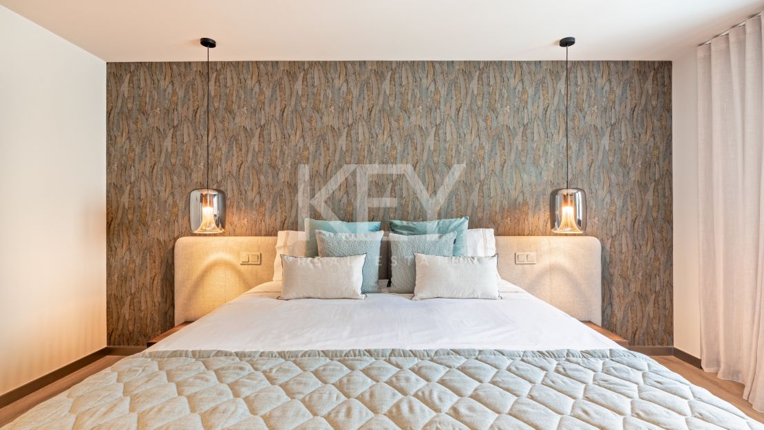 Modern luxury renovated 5-bedroom Apartment with marina views in Puerto Banús, Marbella