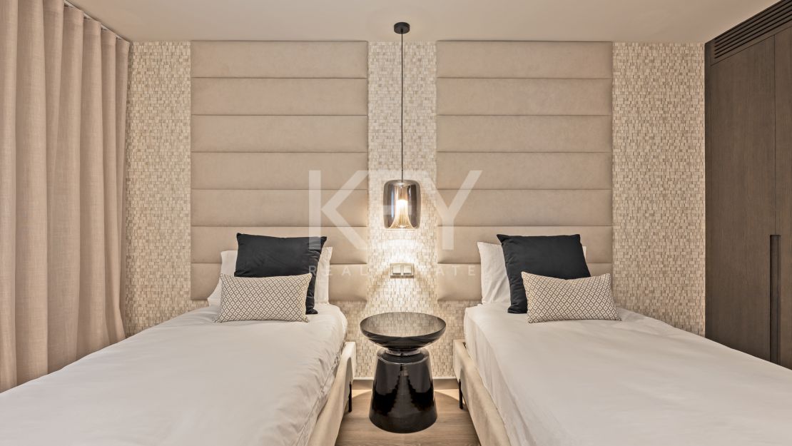 Modern luxury renovated 5-bedroom Apartment with marina views in Puerto Banús, Marbella