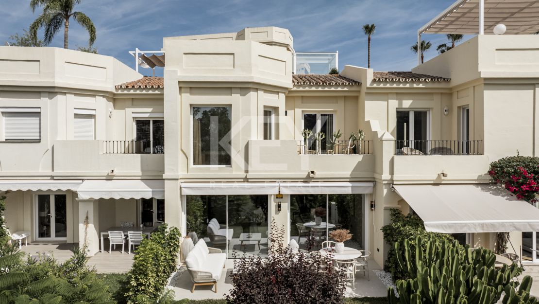 Moderna casa adosada renovada con vistas panorámicas al mar, la montaña y el golf en La Quinta, Benahavis