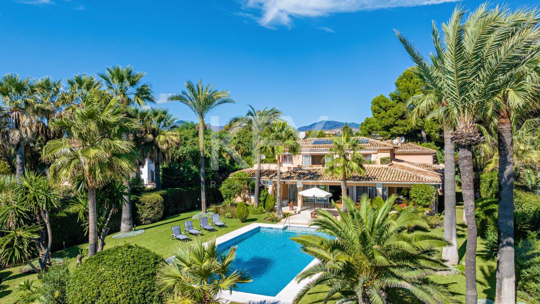 Elegancia frente al mar: villa exclusiva con vistas panorámicas al mar en Paraiso Barronal, Estepona