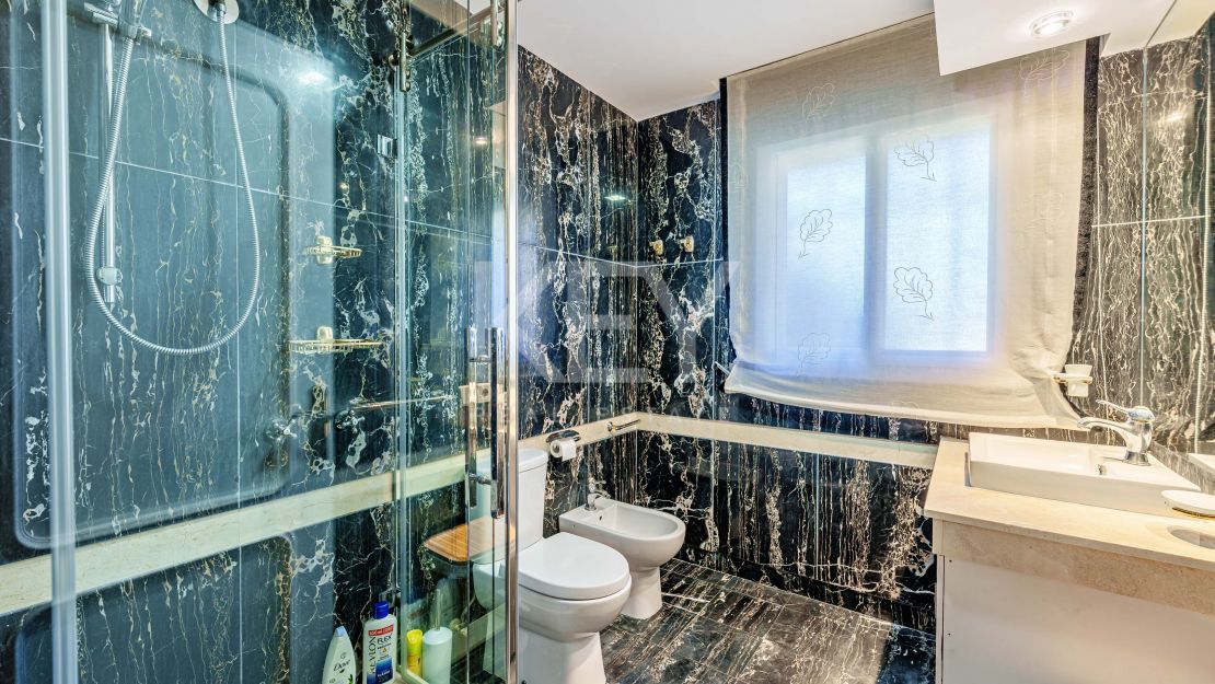 Elegancia frente al mar: villa exclusiva con vistas panorámicas al mar en Paraiso Barronal, Estepona