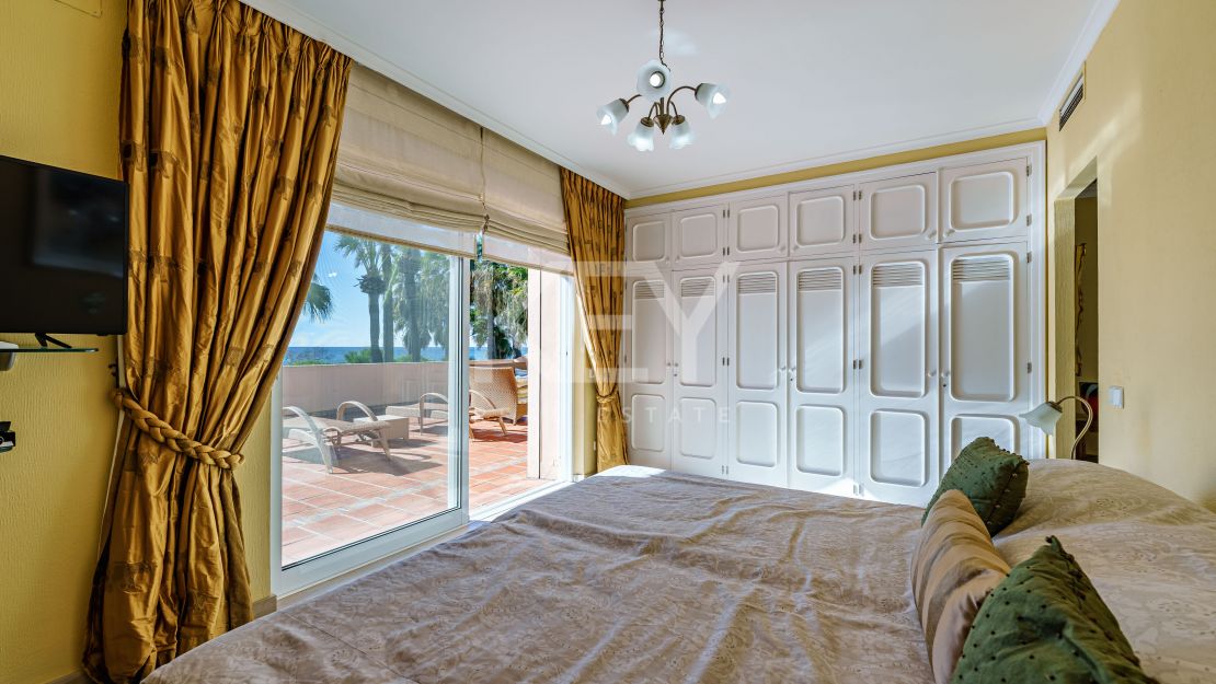 Elegancia frente al mar: villa exclusiva con vistas panorámicas al mar en Paraiso Barronal, Estepona