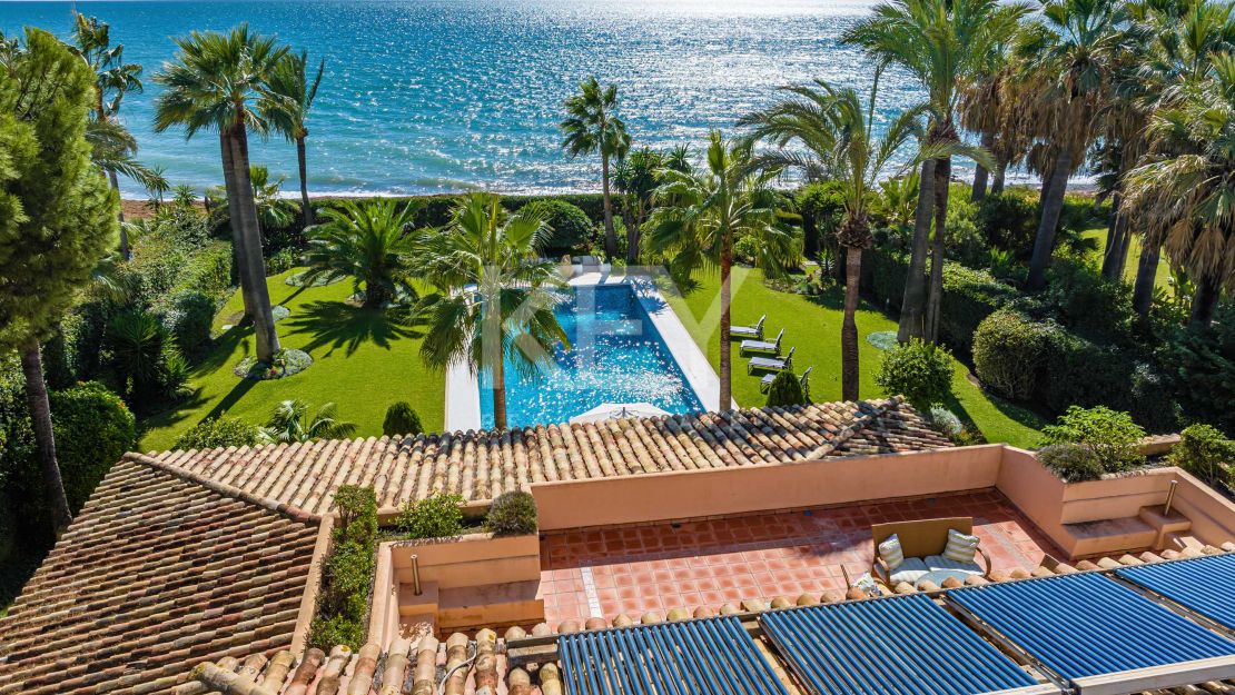Elegancia frente al mar: villa exclusiva con vistas panorámicas al mar en Paraiso Barronal, Estepona