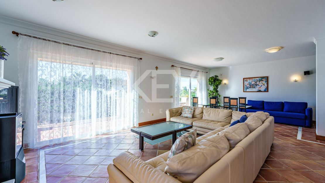 Elegancia frente al mar: villa exclusiva con vistas panorámicas al mar en Paraiso Barronal, Estepona