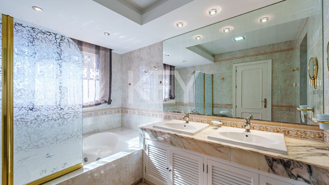 Elegancia frente al mar: villa exclusiva con vistas panorámicas al mar en Paraiso Barronal, Estepona