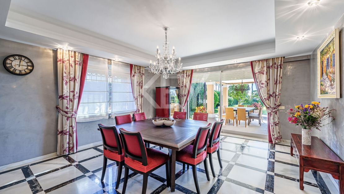 Elegancia frente al mar: villa exclusiva con vistas panorámicas al mar en Paraiso Barronal, Estepona