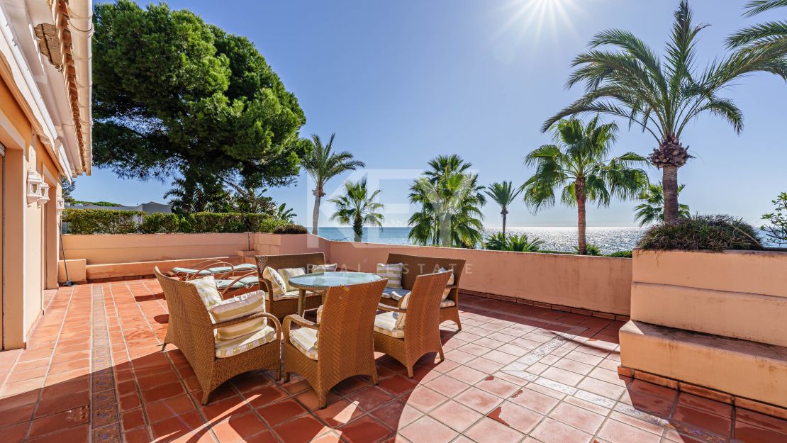 Elegancia frente al mar: villa exclusiva con vistas panorámicas al mar en Paraiso Barronal, Estepona