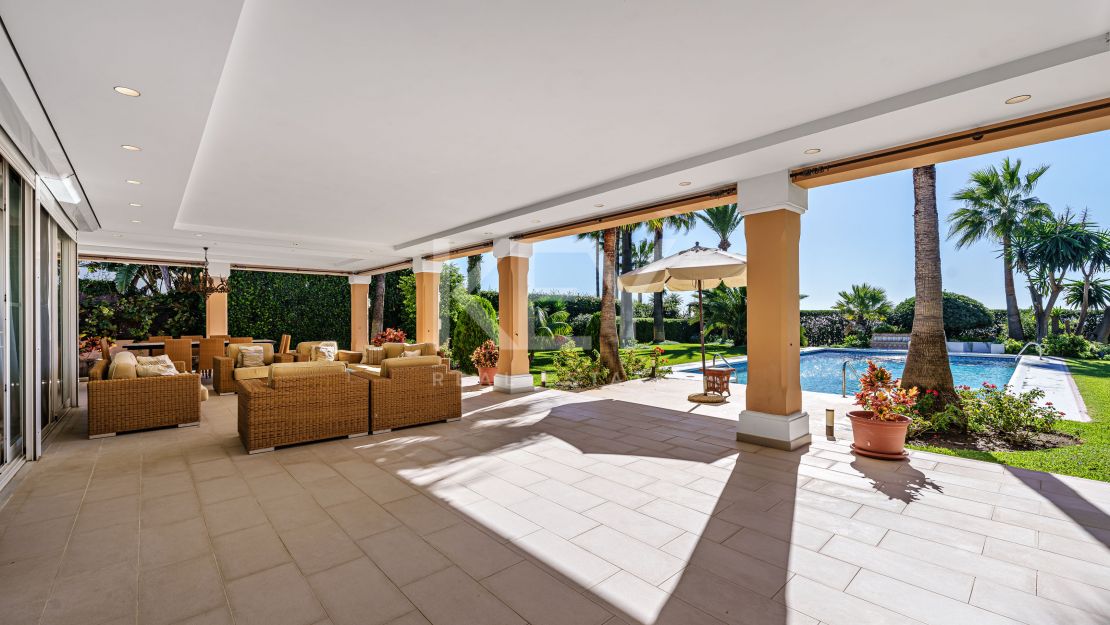 Elegancia frente al mar: villa exclusiva con vistas panorámicas al mar en Paraiso Barronal, Estepona