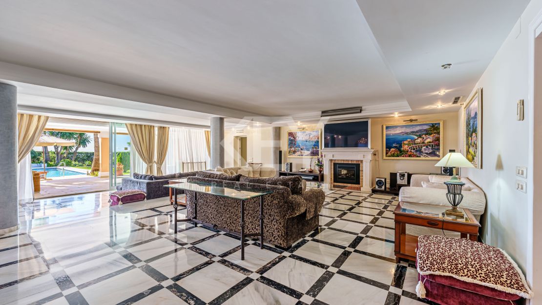 Elegancia frente al mar: villa exclusiva con vistas panorámicas al mar en Paraiso Barronal, Estepona