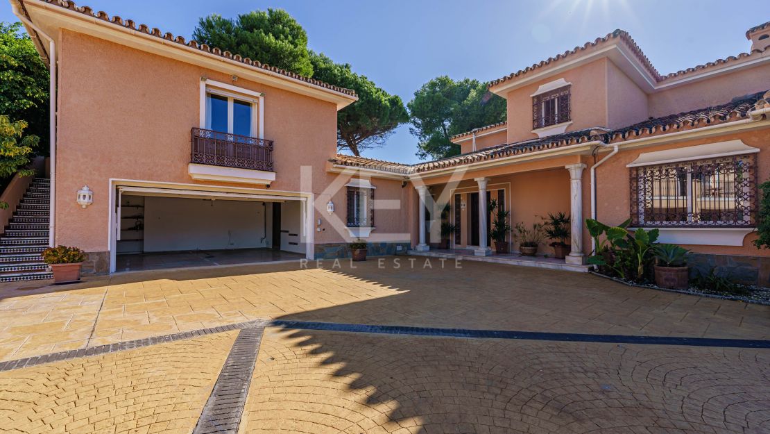 Elegancia frente al mar: villa exclusiva con vistas panorámicas al mar en Paraiso Barronal, Estepona