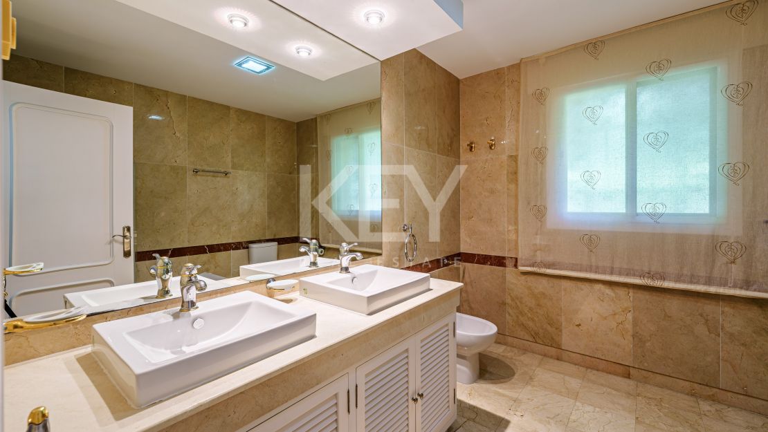 Elegancia frente al mar: villa exclusiva con vistas panorámicas al mar en Paraiso Barronal, Estepona