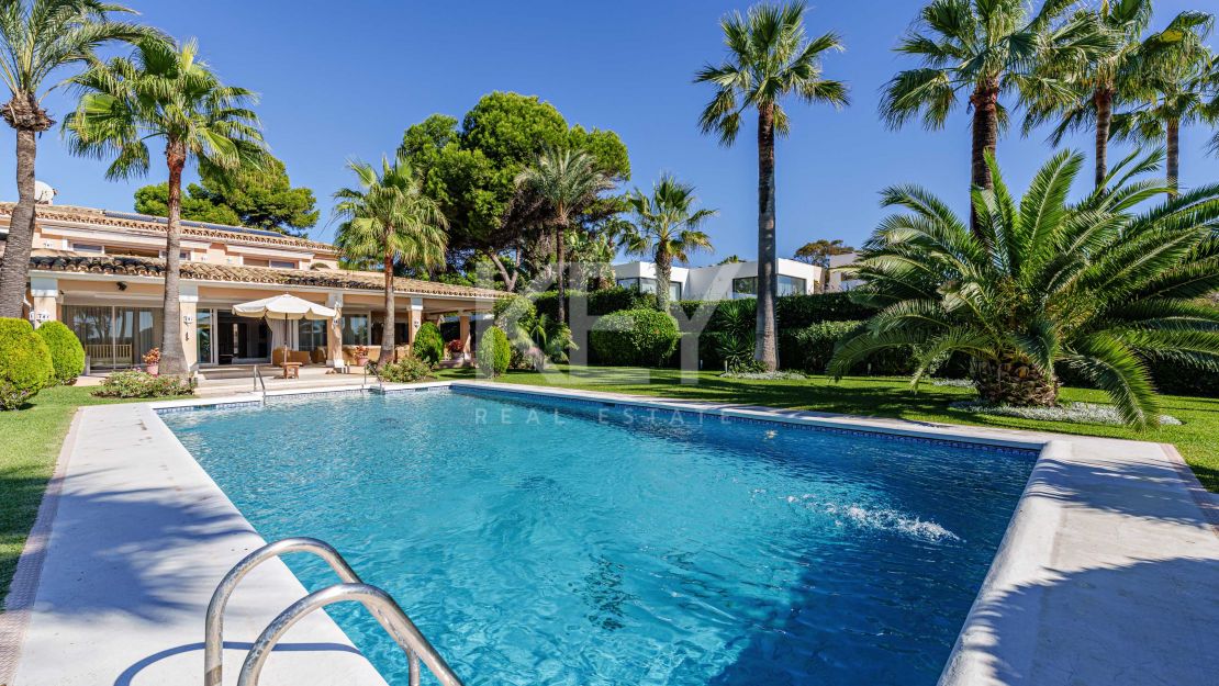 Elegancia frente al mar: villa exclusiva con vistas panorámicas al mar en Paraiso Barronal, Estepona