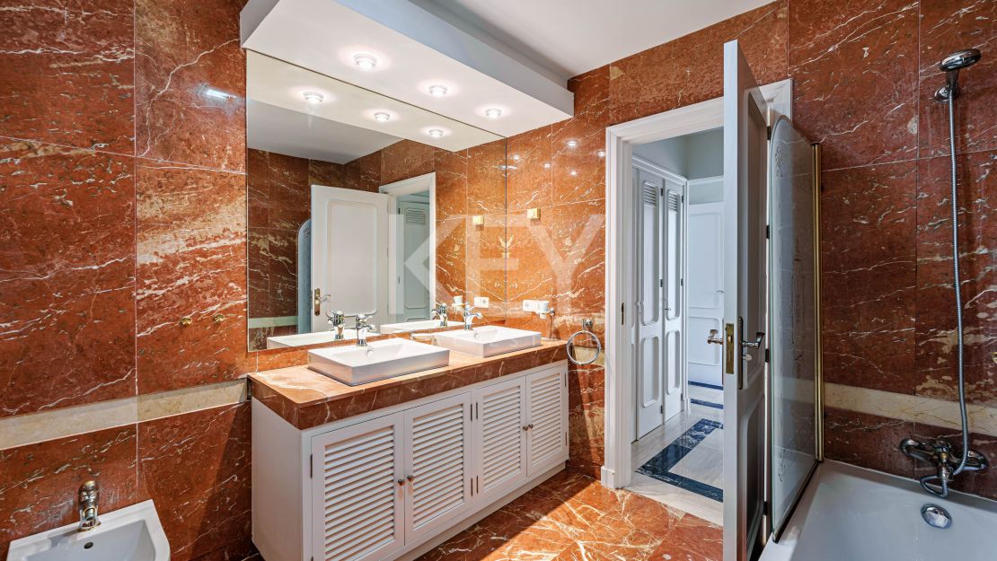 Elegancia frente al mar: villa exclusiva con vistas panorámicas al mar en Paraiso Barronal, Estepona