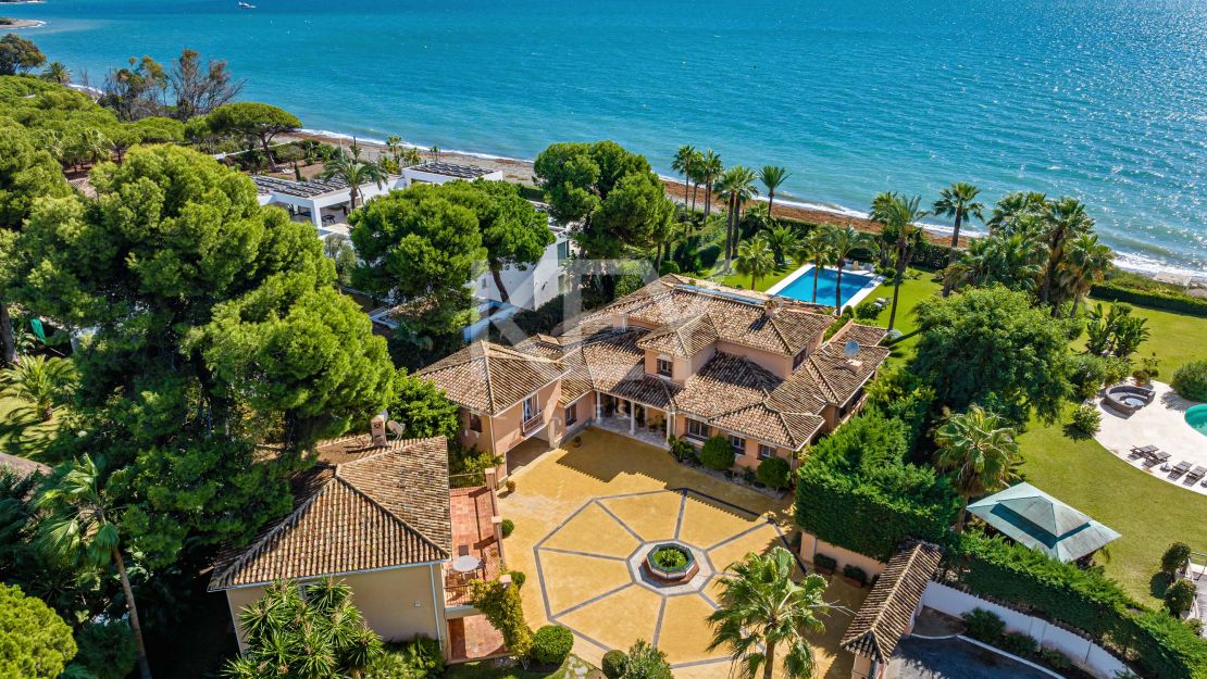 Elegancia frente al mar: villa exclusiva con vistas panorámicas al mar en Paraiso Barronal, Estepona