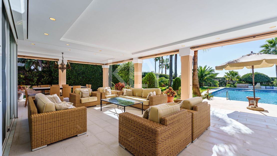Elegancia frente al mar: villa exclusiva con vistas panorámicas al mar en Paraiso Barronal, Estepona