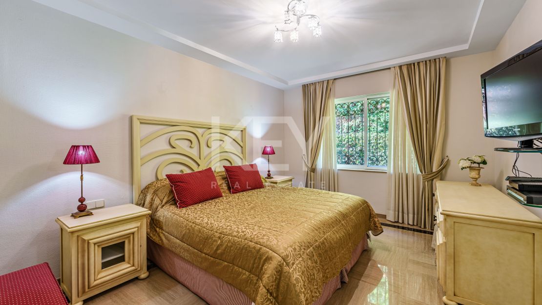 Elegancia frente al mar: villa exclusiva con vistas panorámicas al mar en Paraiso Barronal, Estepona