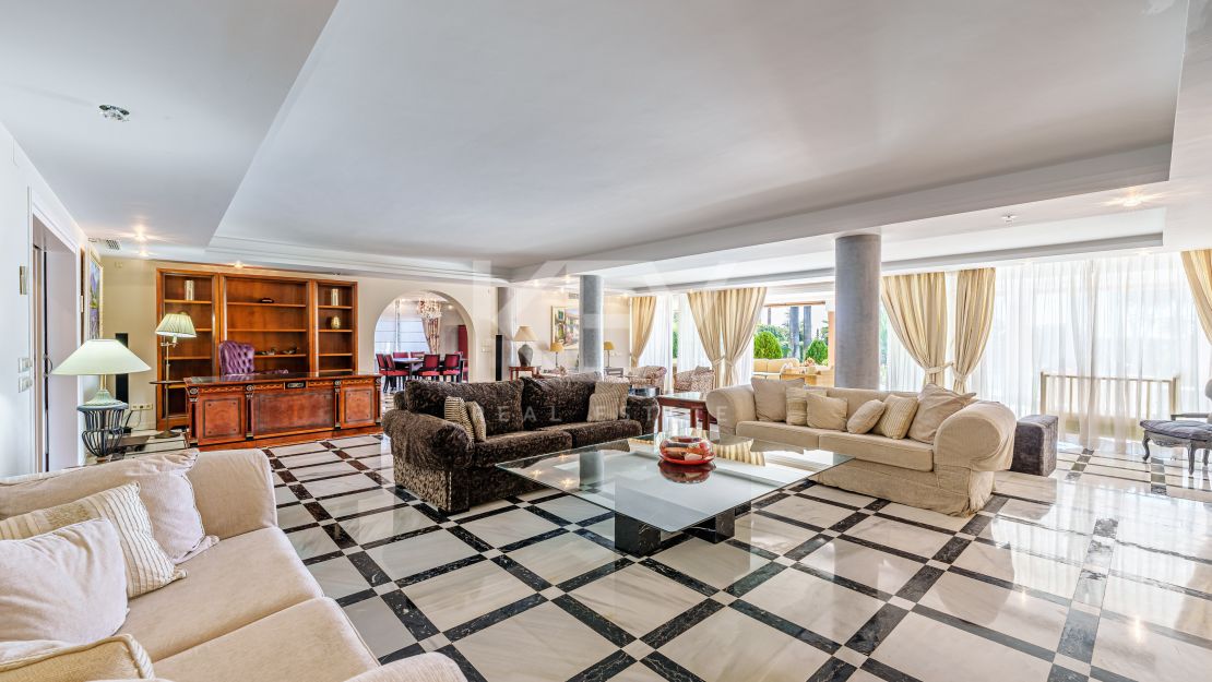 Elegancia frente al mar: villa exclusiva con vistas panorámicas al mar en Paraiso Barronal, Estepona