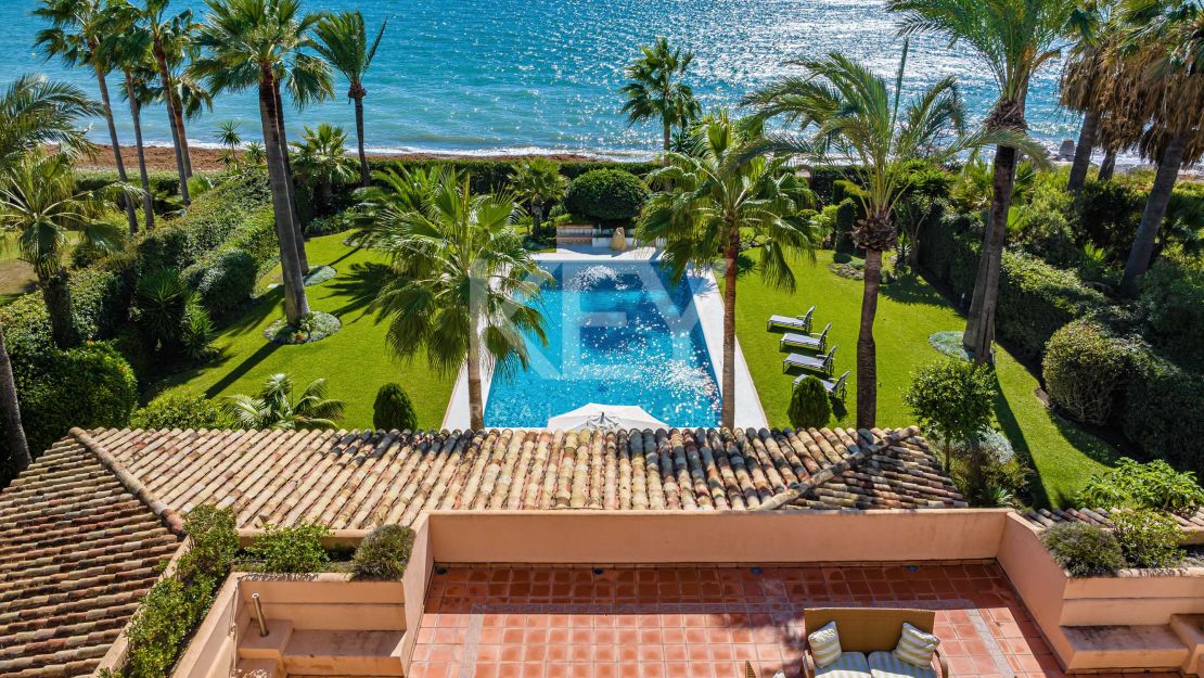 Elegancia frente al mar: villa exclusiva con vistas panorámicas al mar en Paraiso Barronal, Estepona