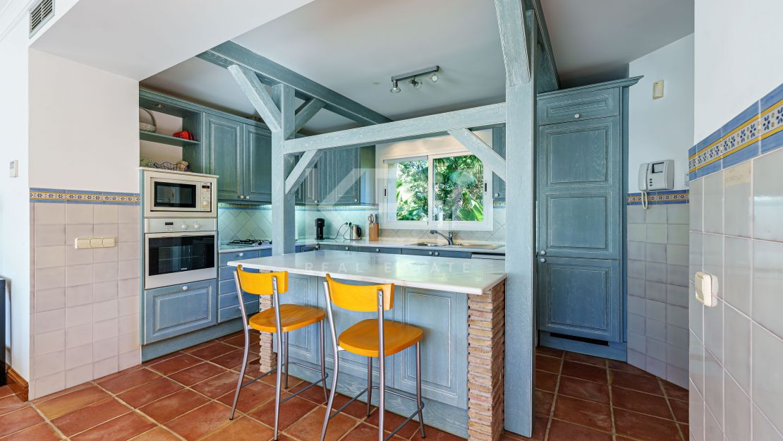 Elegancia frente al mar: villa exclusiva con vistas panorámicas al mar en Paraiso Barronal, Estepona