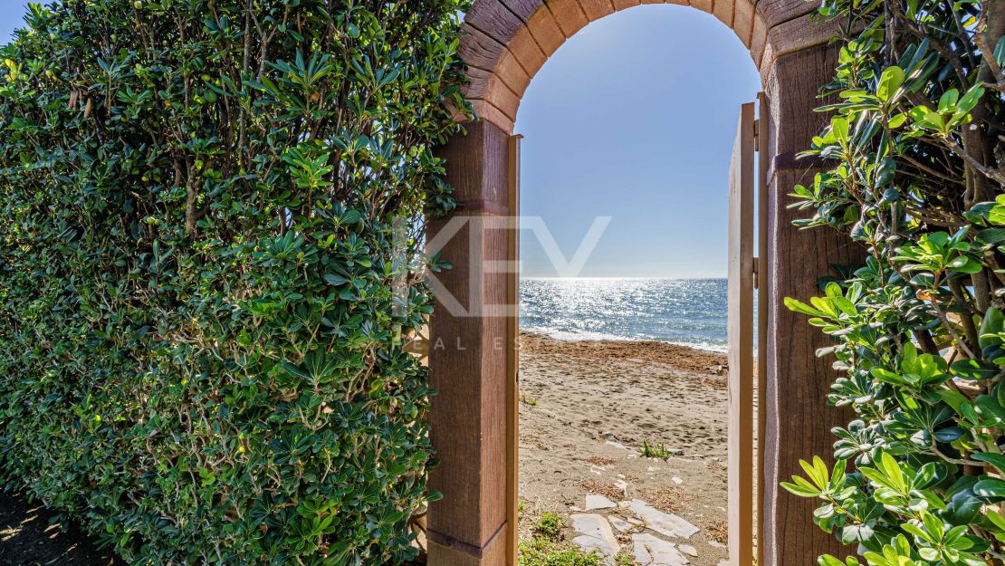 Elegancia frente al mar: villa exclusiva con vistas panorámicas al mar en Paraiso Barronal, Estepona