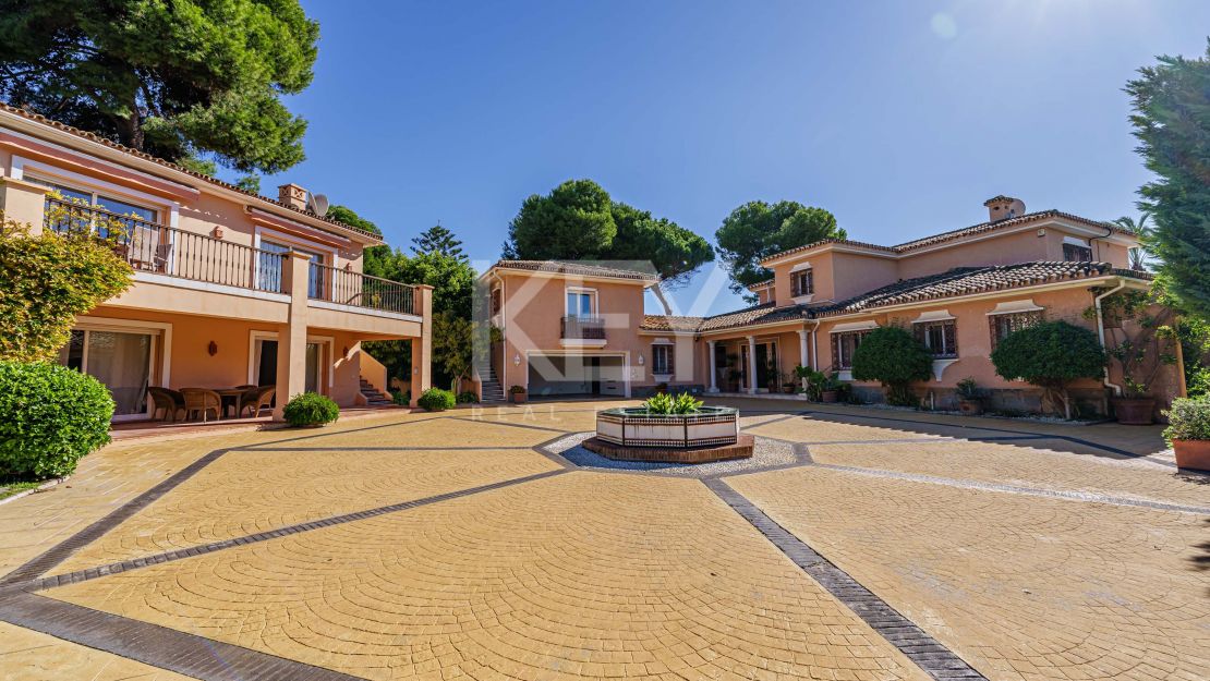 Elegancia frente al mar: villa exclusiva con vistas panorámicas al mar en Paraiso Barronal, Estepona