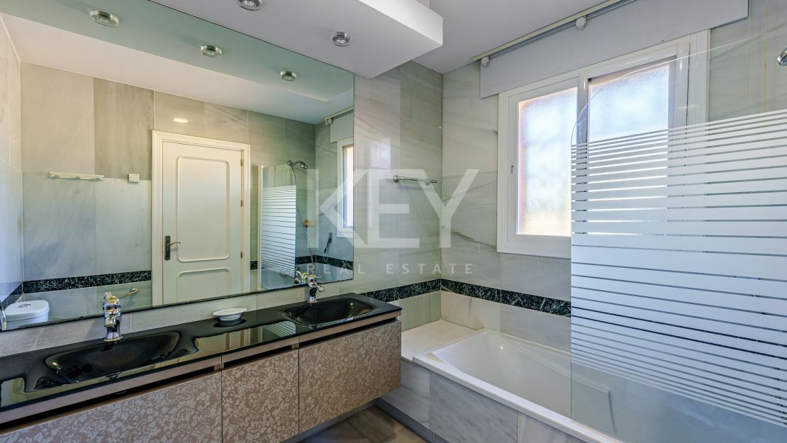 Elegancia frente al mar: villa exclusiva con vistas panorámicas al mar en Paraiso Barronal, Estepona