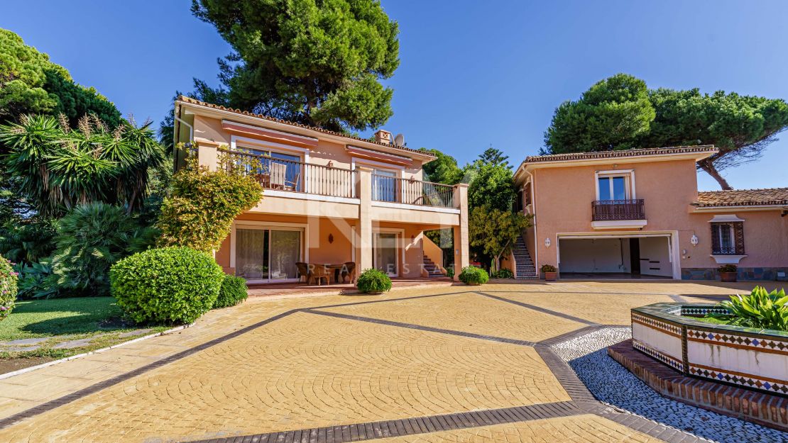Elegancia frente al mar: villa exclusiva con vistas panorámicas al mar en Paraiso Barronal, Estepona