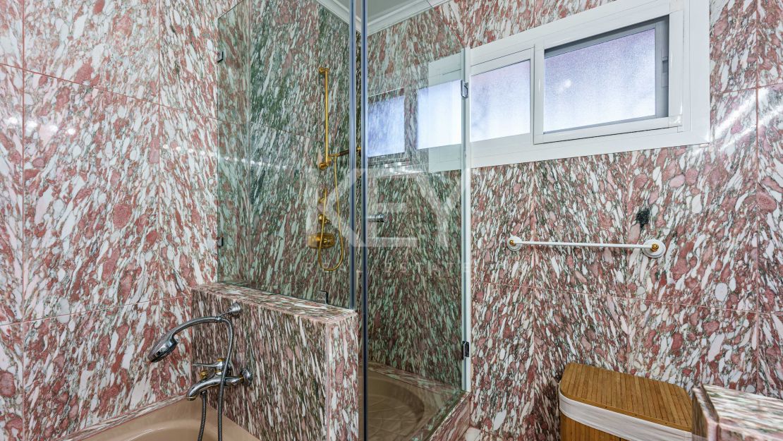 Elegancia frente al mar: villa exclusiva con vistas panorámicas al mar en Paraiso Barronal, Estepona