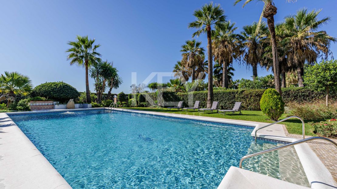 Elegancia frente al mar: villa exclusiva con vistas panorámicas al mar en Paraiso Barronal, Estepona