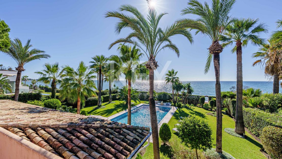 Elegancia frente al mar: villa exclusiva con vistas panorámicas al mar en Paraiso Barronal, Estepona