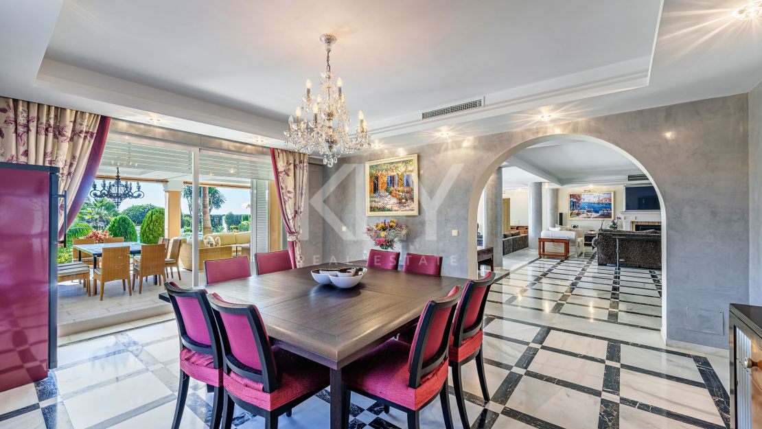 Elegancia frente al mar: villa exclusiva con vistas panorámicas al mar en Paraiso Barronal, Estepona