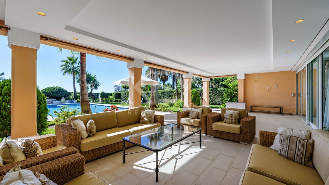 Elegancia frente al mar: villa exclusiva con vistas panorámicas al mar en Paraiso Barronal, Estepona