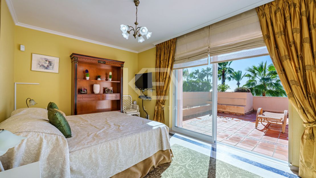 Elegancia frente al mar: villa exclusiva con vistas panorámicas al mar en Paraiso Barronal, Estepona