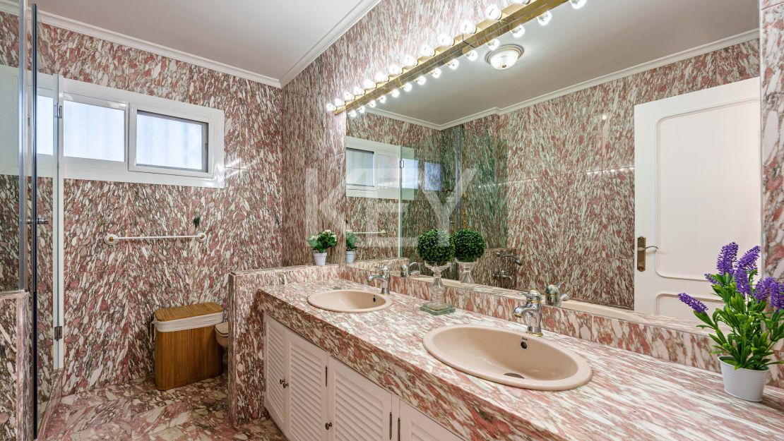 Elegancia frente al mar: villa exclusiva con vistas panorámicas al mar en Paraiso Barronal, Estepona