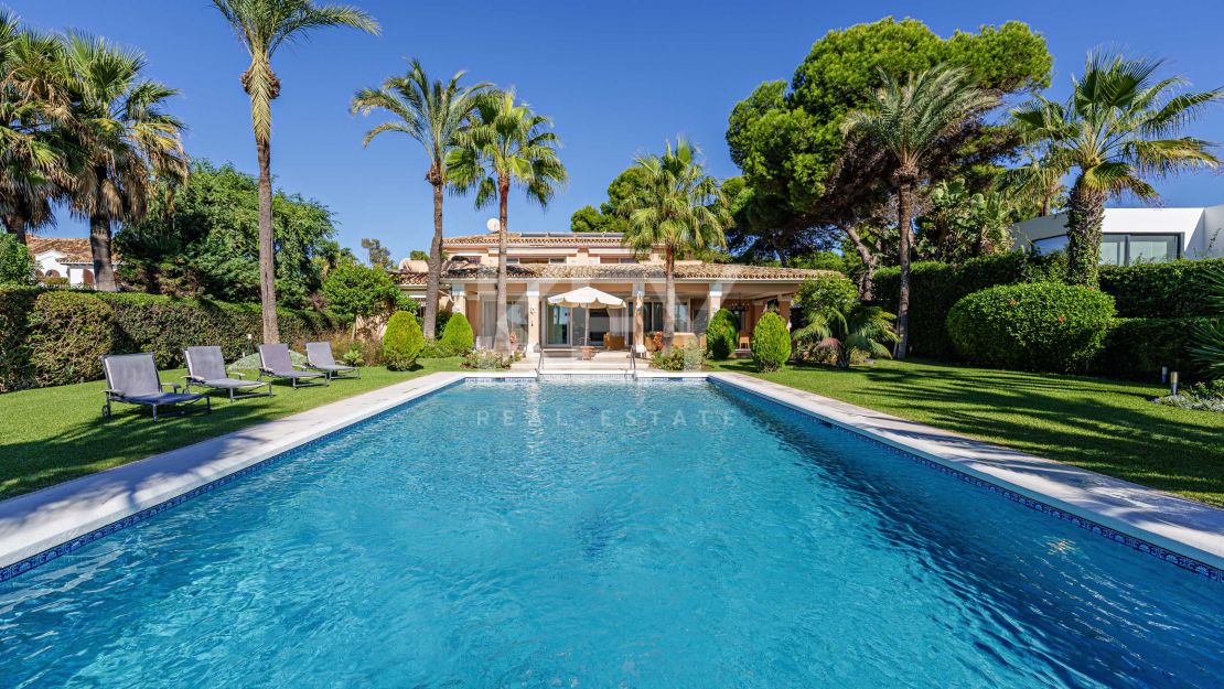 Elegancia frente al mar: villa exclusiva con vistas panorámicas al mar en Paraiso Barronal, Estepona