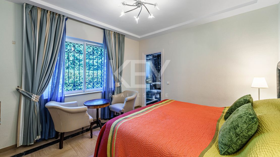 Elegancia frente al mar: villa exclusiva con vistas panorámicas al mar en Paraiso Barronal, Estepona